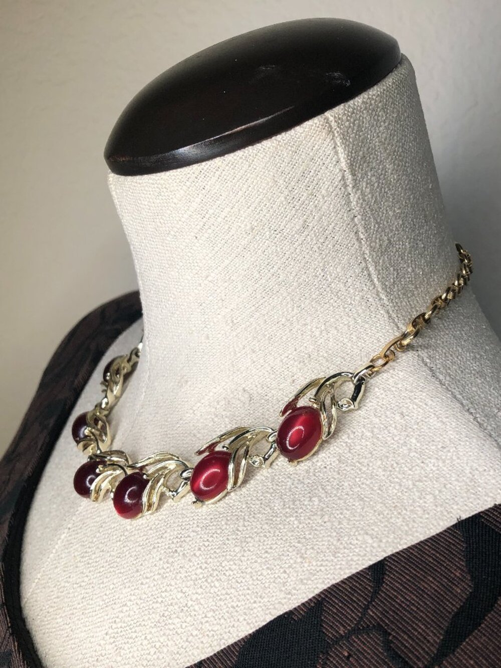 GORGEOUS, Vintage "Lisner" Ruby Red Necklace, LIKE NEW